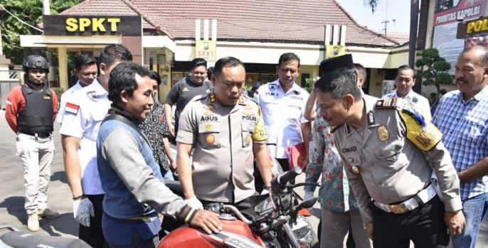 Kapolresta Pasuruan menyerahkan kendaraan hasil kejahatan kepada pemilik, Rabu, 11 September 2019. (Foto: Dok Humas)