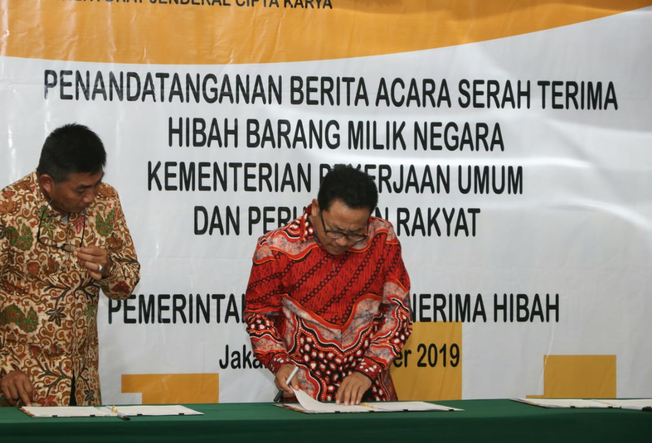 Wali Kota Malang, Sutiaji, melakukan penandatangan berita acara serah terima Hibah Barang Milik Negara di Kantor Kementrian PUPR RI. (Foto: Istimewa)