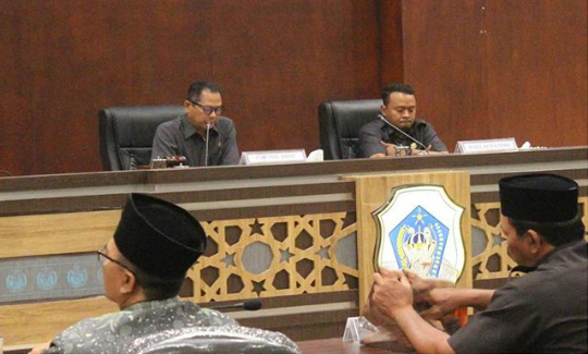Ketua Sementara DPRD Lamongan, Abdul Ghofur saat memimpin Rapat Paripurna. (Foto: Nasih/ngopibareng.id)