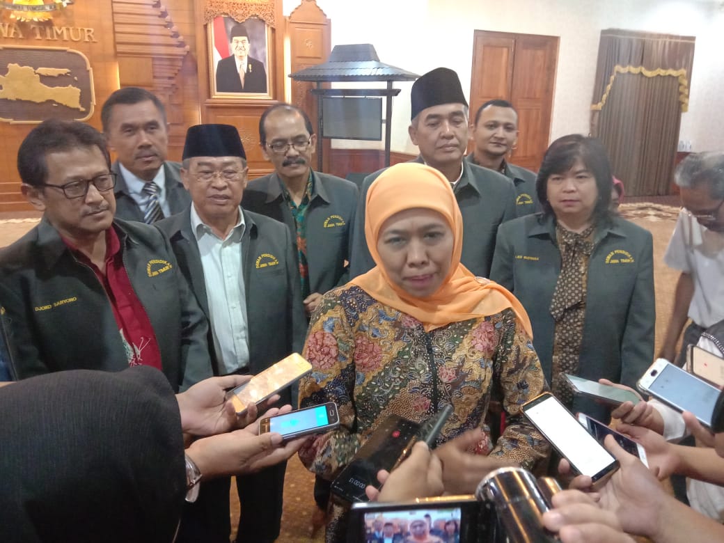 Gubernur Jawa Timur Khofifah Indar Parawansa usai bertemu dengan Dewan Pendidikan Jawa Timur di Gedung Negara Grahadi, Rabu 11 September 2019 sore. (Foto: Faiq/ngopibareng.id)