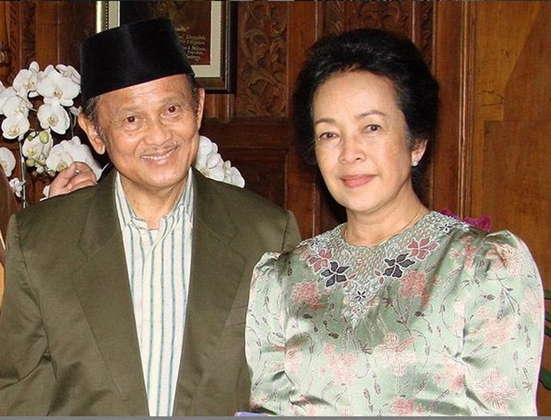 Presiden ke-3 RI BJ Habibie dimakamkan tepat di samping sang istri, Ainun Habibie. Pasangan ini menempati slot nomor 120-121 di Taman Makam Pahlawan (TMP) Kalibata, Jakarta Selatan.