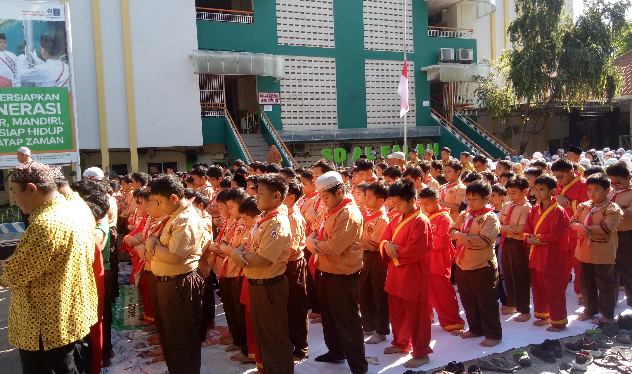 Salat gaib dan doa bersama  digelar para guru dan siswa SD Al Falah Surabaya. (Foto: Pita/ngopibareng.id)