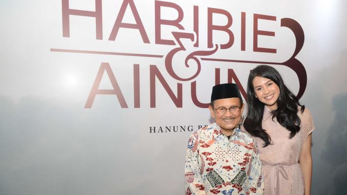 Artis Maudy Ayunda dan Presiden ke-3 RI BJ Habibie saat launching film Habibie & Ainun 3.