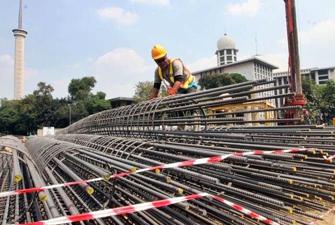 Pekerja PT Waskita Karya Tbk menyusun kerangka beton proyek renovasi Masjid Istiqlal, di Jakarta. Melalui beberapa proyek yang dikerjakan, kinerja ke depan akan lebih baik. (Dok Waskita)