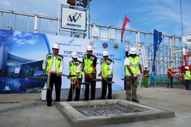 Jajaran managemen Waskita bersama Menteri BUMN, Rini Sumarno meresmikan pembangunan Bandara A Yani Semarang. (Foto: Dok Waskita)