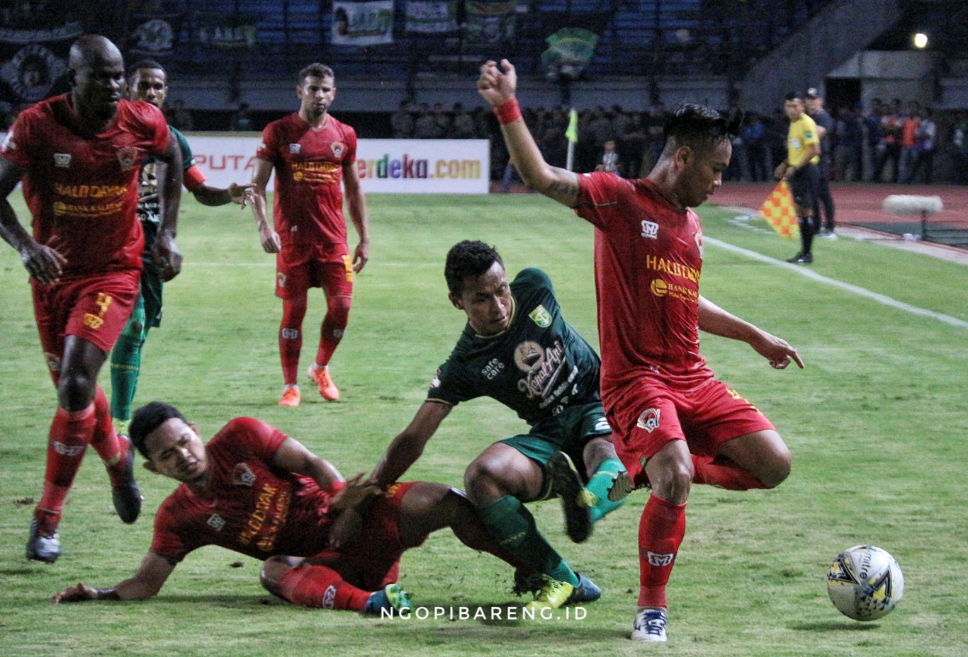 Penyerang Persebaya, Osvaldo Haay saat berduel dengan tiga pemain Kalteng Putra di putaran pertama Liga 1 2019. (Foto: Haris/ngopibareng.id)