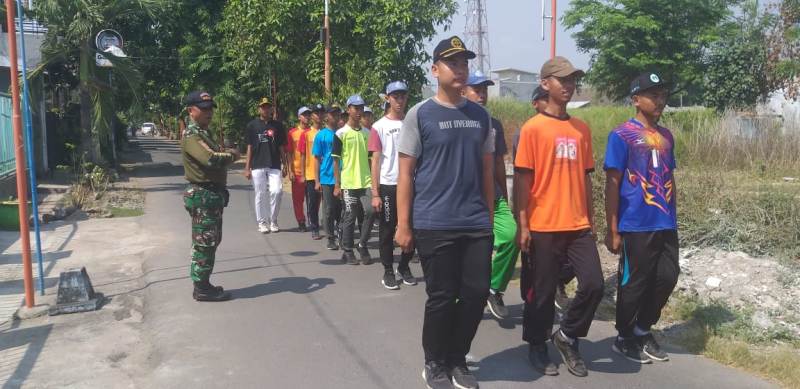Babinsa Purwotengah Serma Samsul Huda saat melatih siswa-siswi SMA Taman Siswa, Kelurahan Purwotengah, Kecamatan Kranggan, Kota Mojokerto