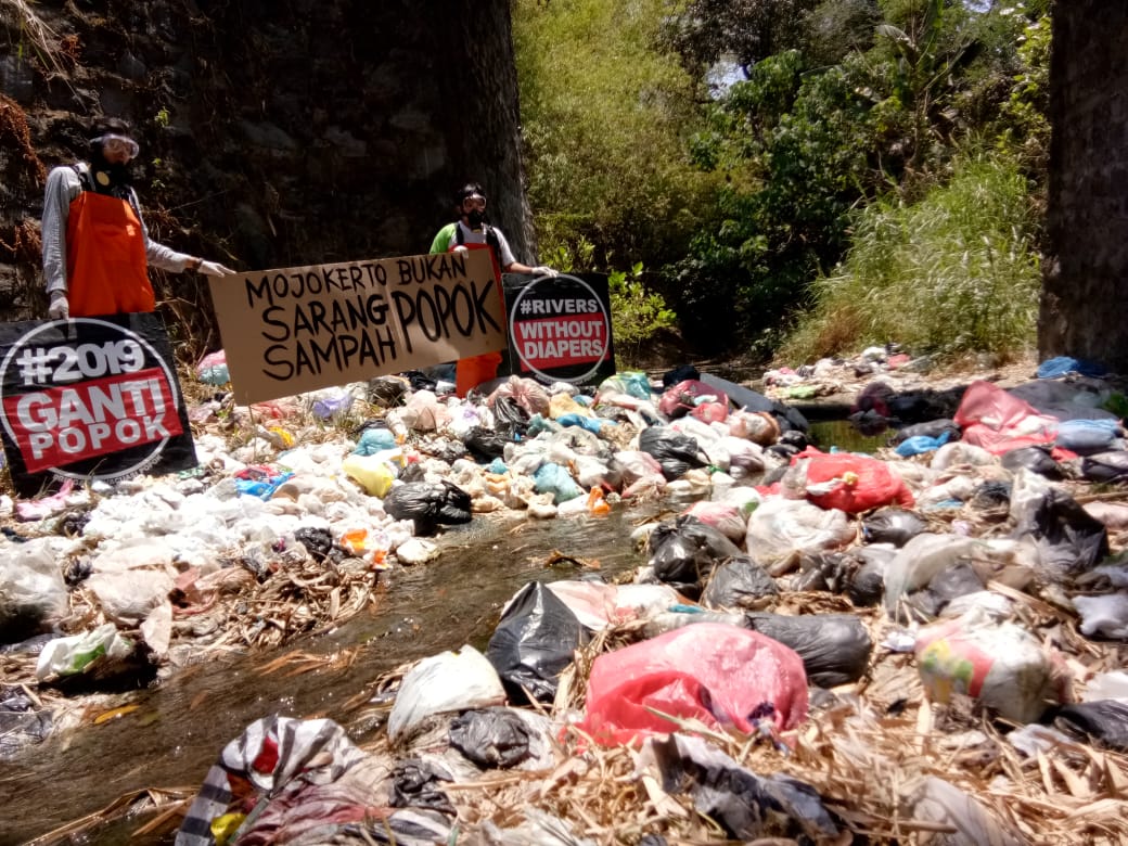 BEP bersama Ecoton saat melakukan giat bersih-bersih sampah popok di salah sungai di Mojokerto. (Foto: Faiq/ngopibareng,id)