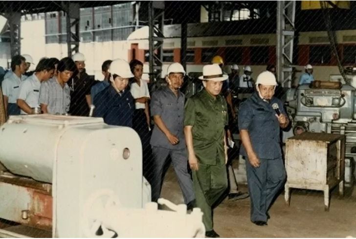Arsip - Menristek sekaligus Kepala BPPT BJ Habibie saat berkunjung di PT INKA Madiun, Jawa Timur. ANTARA/Dokumentasi PT INKA (Persero)