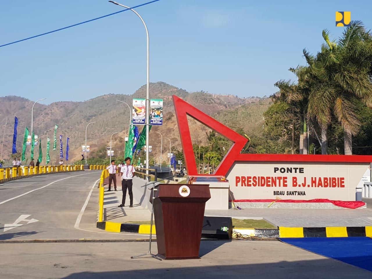 Jembatan yang dibangun Pemerintah Timor Leste dengan nama Jembatan BJ Habibie karena masyarakat Timor Leste menghormati sosok Presiden ke-3 Indonesia itu. (Foto: PUPR)