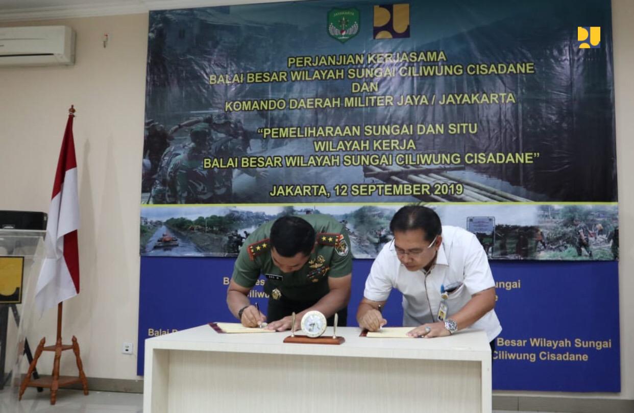 Pangdam Jaya Mayjen TNI Eko Margiyono dan Kepala BBWS Ciliwung Cisadane Bambang Hidayah saat menandatangani kerjasama. (Foto: PUPR)