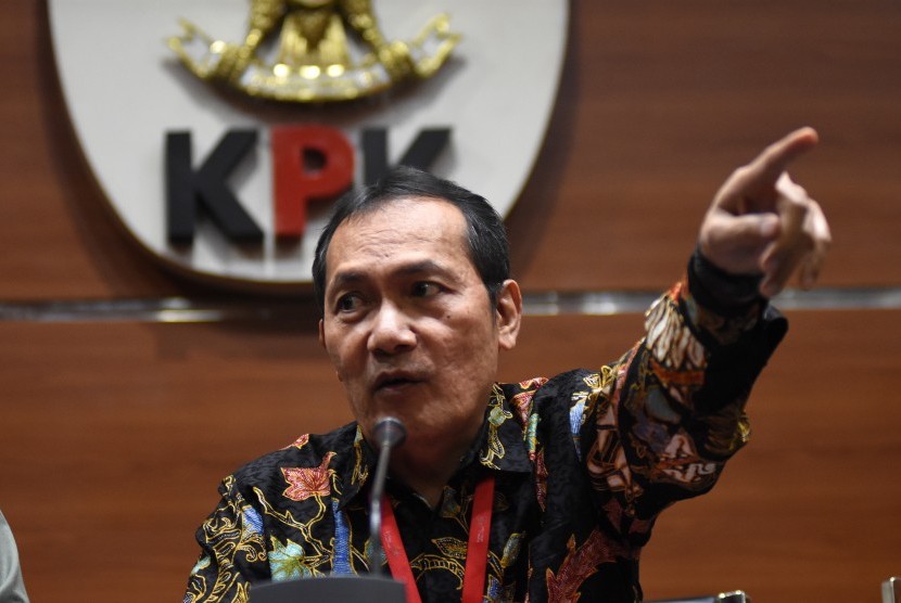 Wakil Ketua KPK Saut Situmorang memberikan keterangan kepada wartawan di gedung KPK, Jakarta, Selasa 23 April 2019. (Foto: Antara/Indrianto Eko Suwarso)