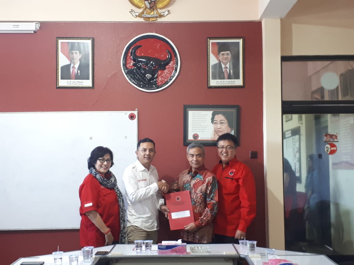 Untung Suropati saat mendaftar bakal calon Wali Kota Surabaya di Kantor DPP PDIP Jawa Timur. (Foto: Alief/ngopibareng.id)