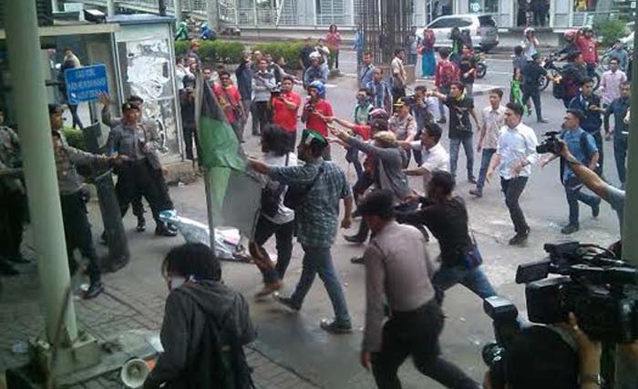 Kericuhan di Gedung KPK Jl. Rausan Said, Jakarta, Jumat siang. (Foto:Sindo)