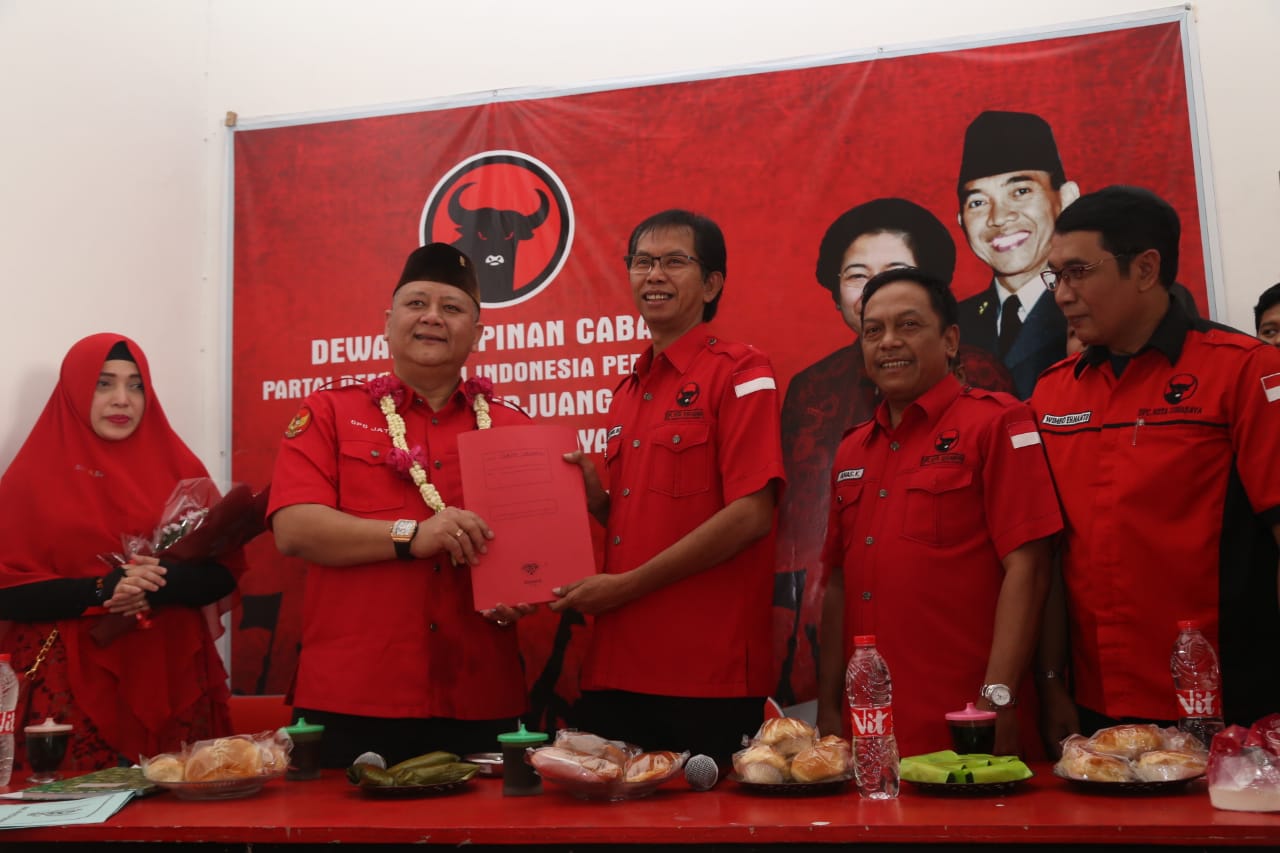 Wakil Wali Kota Surabaya, Whisnu Sakti Buana mengembalikan formulir ke DPC PDIP Surabaya. (Foto: Faiq/ngopibareng.id)
