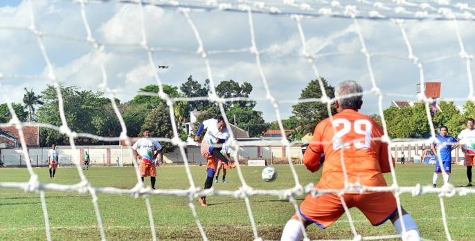Bupati Irsyad Yusuf mencetak gol pada laga persahabatan antara ASN Pemkab Pasuruan dengan Pemkab Lumajang, Jumat, 13 September 2019. (Foto: Dok Humas)