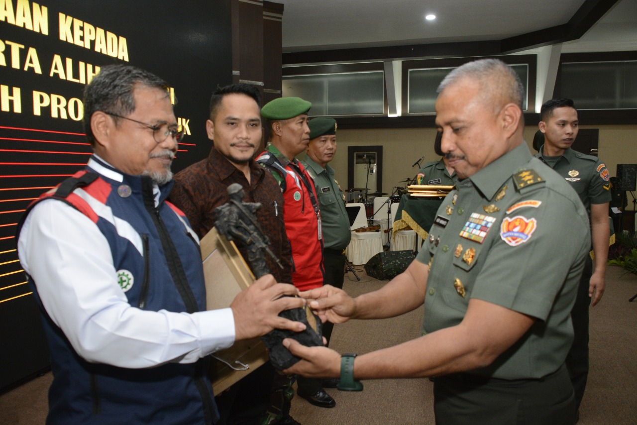 Aspers KASAD memberikan penghargaan kepada Waskita Karya pada acara silaturahmi  TNI AD dengan perusahaan BUMN, BUMD dan swasta di Jakarta, Rabu, 11 September 2019. (Foto: Dok Waskita)