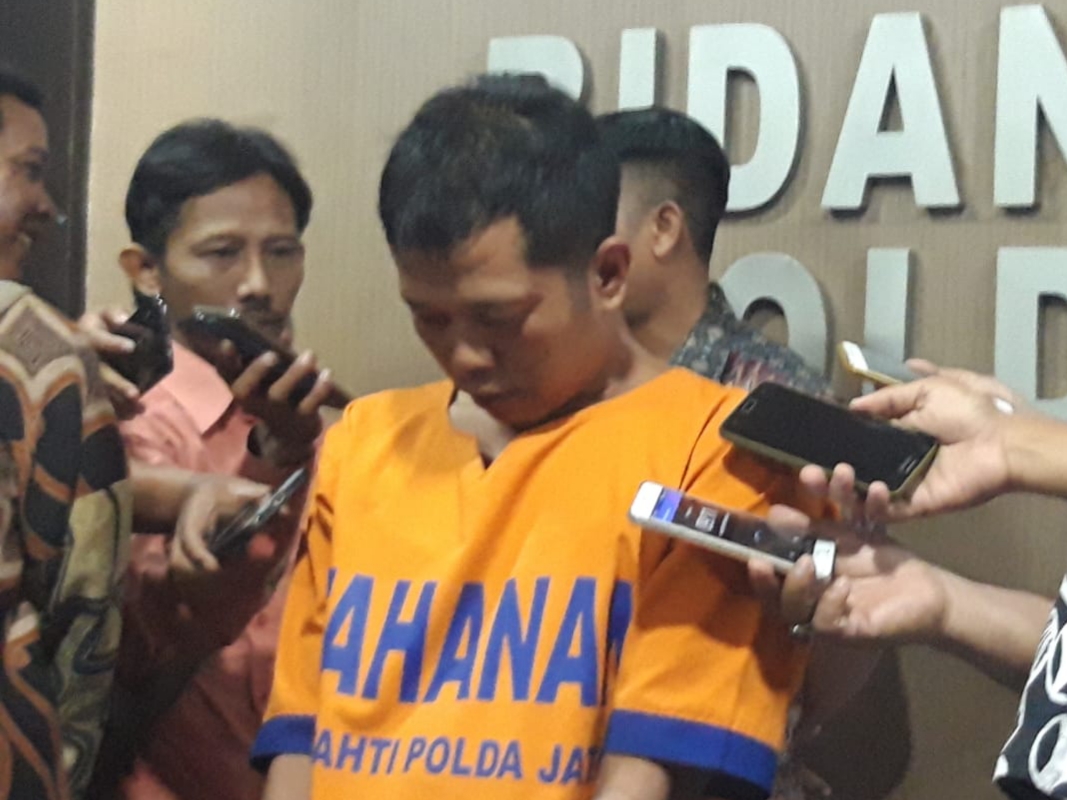 Tersangka kasus Sodomi di Tulungagung Muhajar Sidiq alias  Bang Jek 42 tahun dibekuk Polda Jatim. (Foto: Haris/ngopibareng.id)