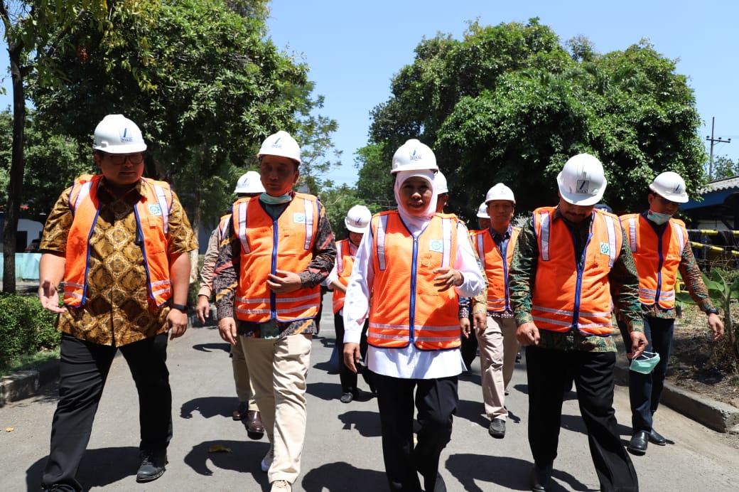 Gubernur Jawa Timur Khofifah Indar Parawansa saat mengunjungi PT SIER. (Foto: Faiq/ngopibareng.id)
