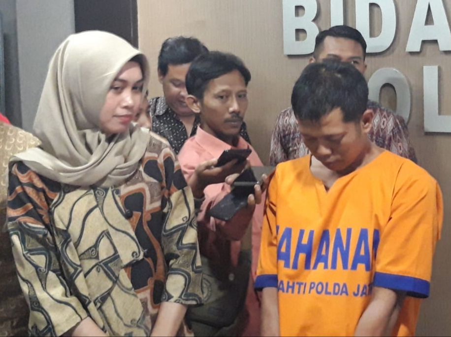 Tersangka kasus sodomi di Tulungagung, Muhajar Sidiq alias Bang Jek 42 tahun (orang) ditahan Polda Jatim. (Foto: Haris/ngopibareng.id)