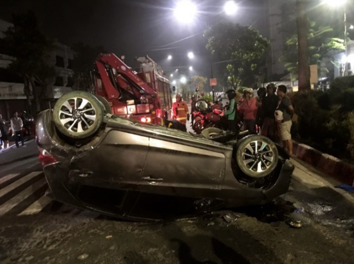 Honda Brio yang terbalik di Jalan Kebon Rojo, Surabaya. (Foto: Istimewa)