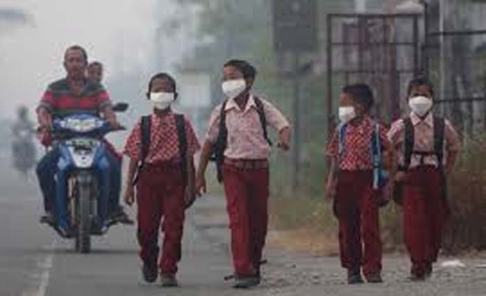 Murid-murid di Kota Palembang berangkat sekolah dengan memakai masker. (Foto:WartaNasional)
