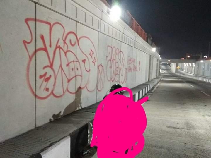 Vandalisme berupa coretan berwana merah di dinding Underpass Karanglo (Foto: Dok. Istimewa)