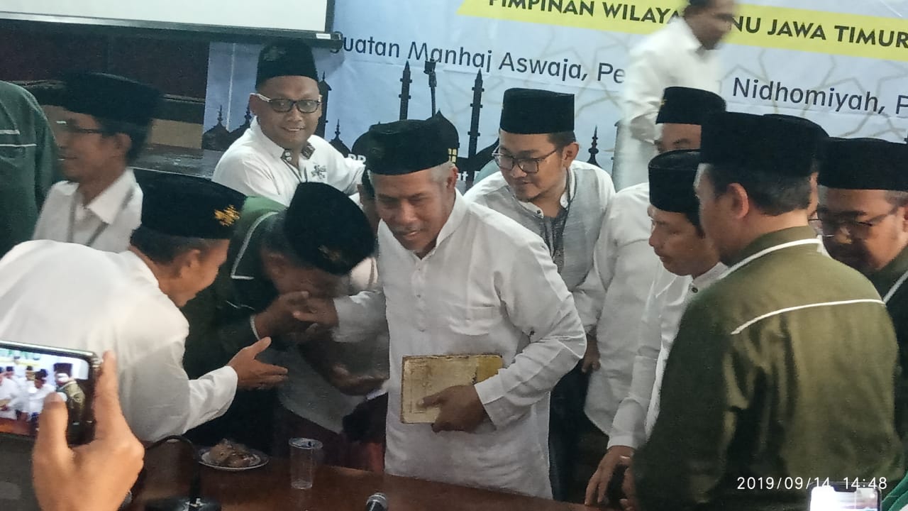 Ketua PWNU Jawa Timur KH Marzuki Mustamar bersama para anggota ISNU Jatim. (Foto: nu/ngopibareng.id)