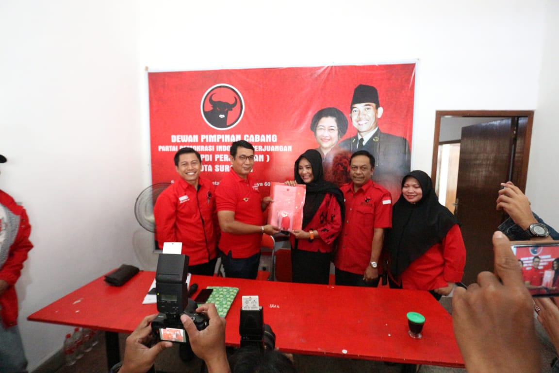 Dyah Katarina saat menyerahkan formulir pendaftaran di DPC PDI Perjuangan Surabaya. (Foto: Alief/ngopibareng.id)