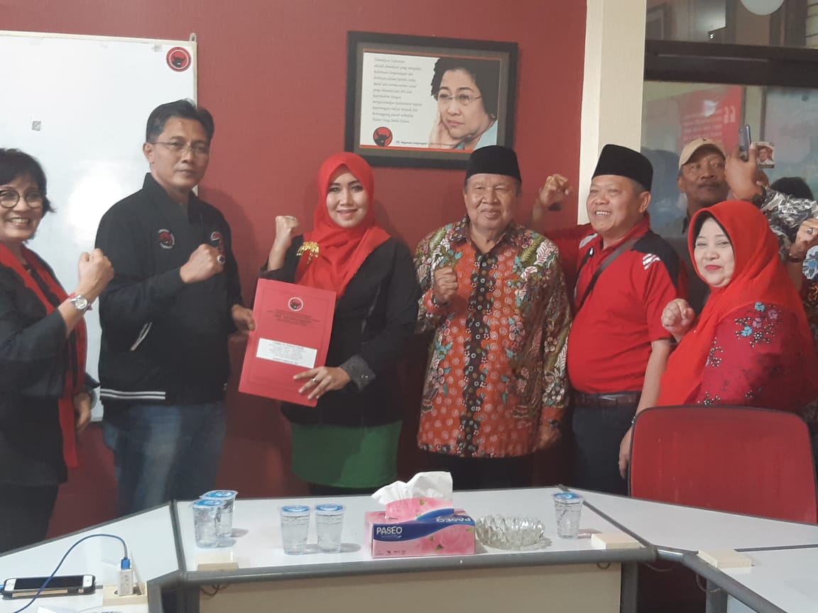 Bakal Calon Wakil Wali Kota Surabaya Lia Istifhama mengembalikan berkas pendaftaran calon di DPD PDIP Jatim. (Foto: Faiq/ngopibareng.id)