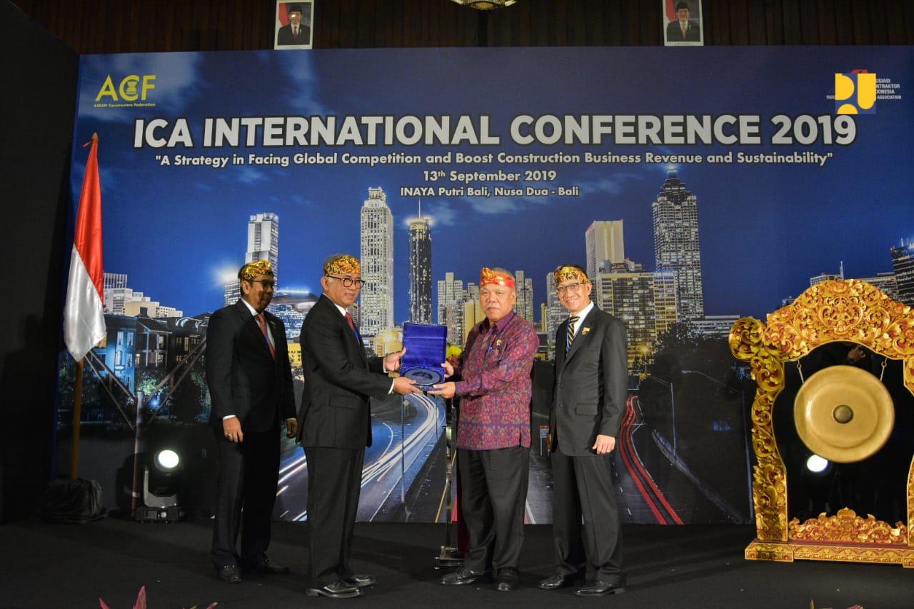 Menteri Basuki usai membuka Konferensi Internasional Asosiasi Kontraktor Indonesia ke-48 di Bali, beberapa waktu lalu. (Foto: PUPR)