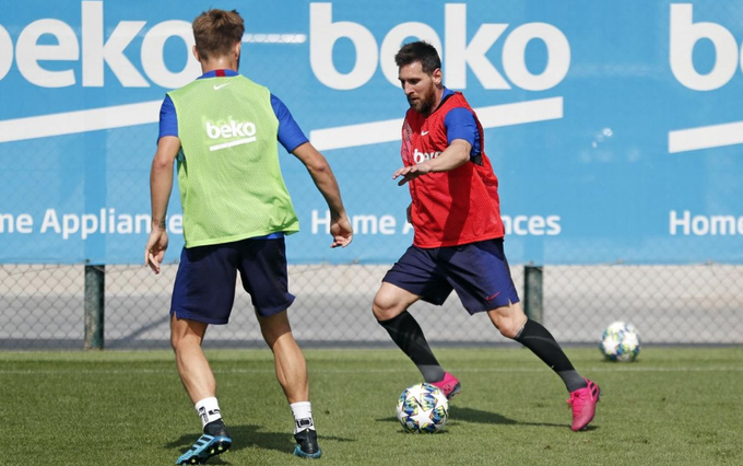 Lionel Messi saat kembali berlatih setelah menepi cukup lama karena cedera betis. (Foto: Twitter/@FCBarcelona)