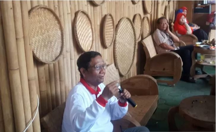  Mantan Ketua Mahkamah Konsitutusi (MK) Mahfud MD saat memberikan pernyataan terkait KPK di Yogyakarta, Minggu. (FOTO: Antara/Luqman Hakim)