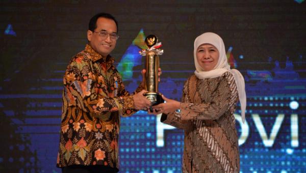Menhub Budi Karya saat memberikan penghargaan pada Gubernur Jawa Timur Khofifah Indar Parawansa. (Foto: Kemenhub)