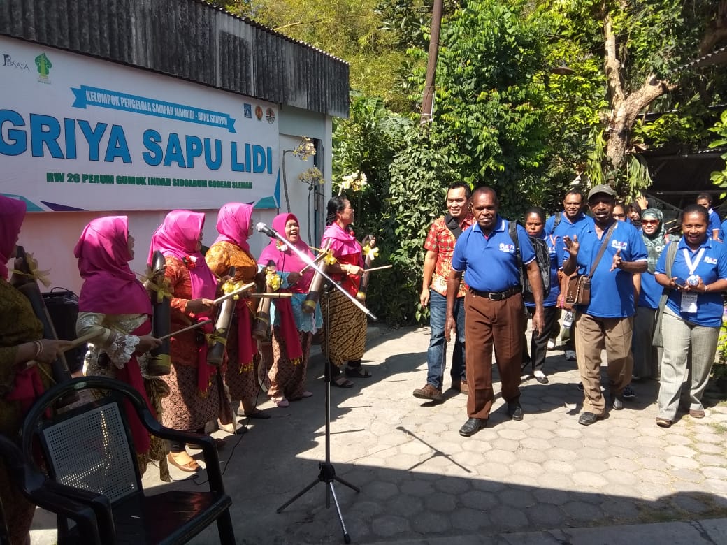 Musik Kenthongan dengan lagu "Rek Ayo Rek" menyambut rombongan tamu dari Kabupaten Tambrauw, Papua Barat ke Bank Sampah Griya Sapu Lidi.