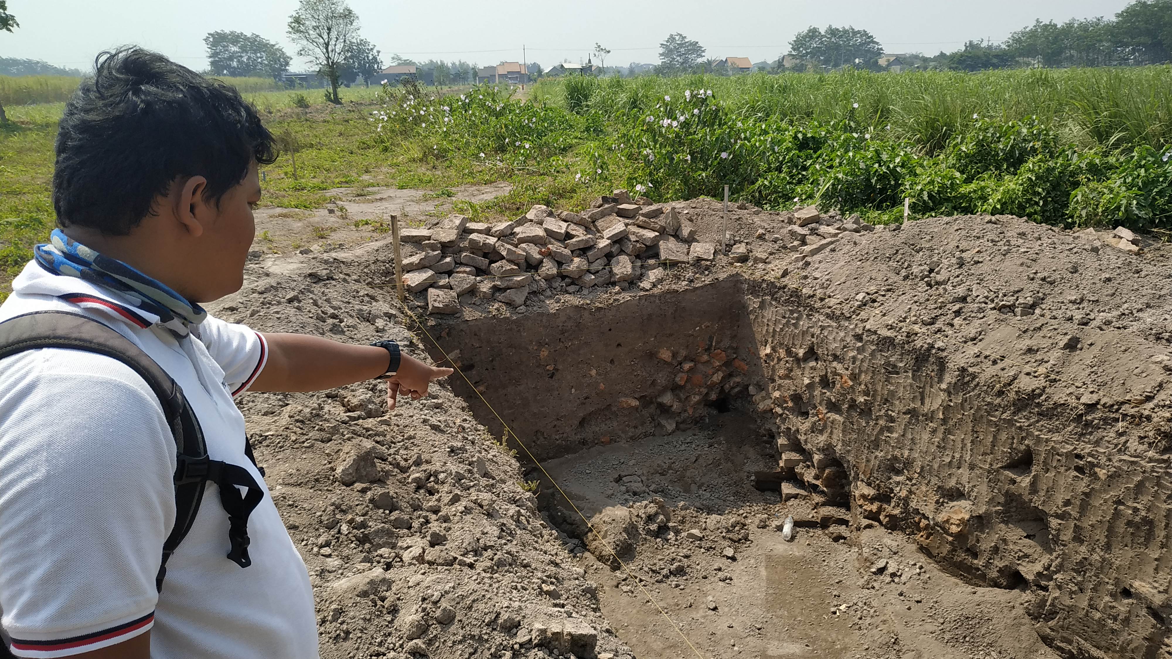 Batu bata kuno diduga zaman kerajaan ditemukan saat penggalian septitank. (Foto: Fendhy/ngopibareng.id)