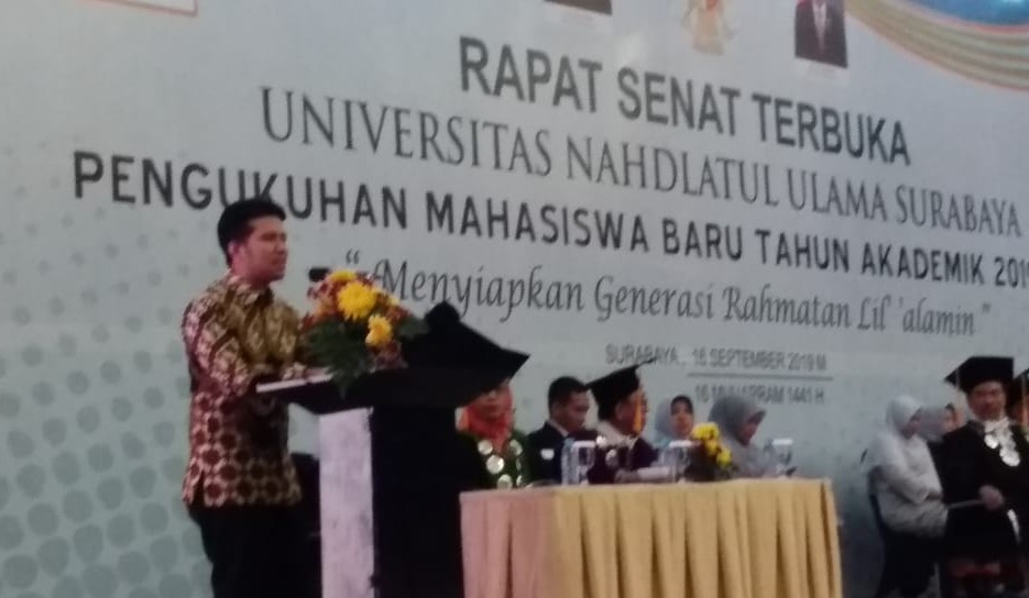 Wakil Gubernur Jawa Timur, Emil Elistianto Dardak saat menyampaikan materinya tentang berpikir kreatif di era 4.0 pada mahasiswa baru Unusa, Senin, 16 September 2019. (Foto:Pita /ngopibareng. Id) 