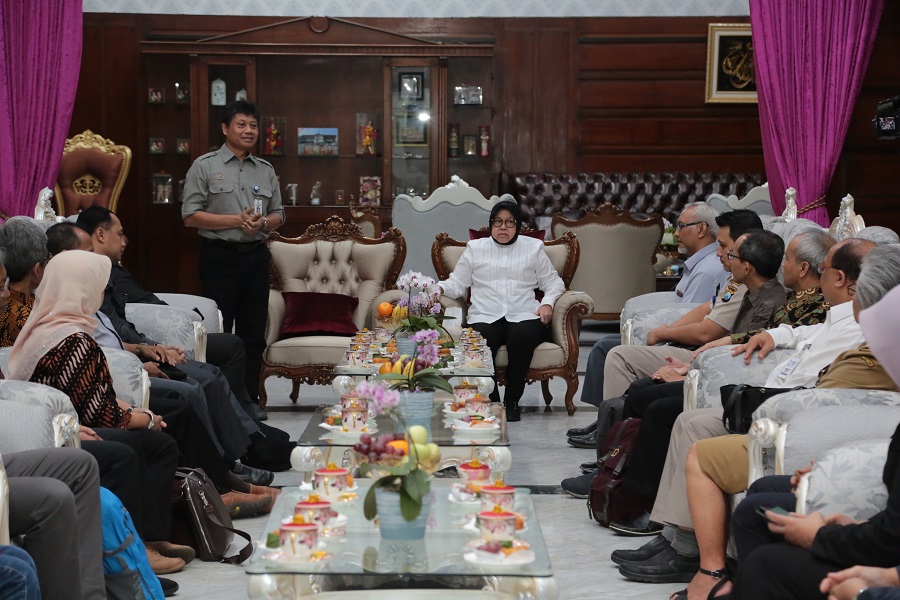 Rapat koordinasi Wali Kota Surabaya Tri Rismaharini dengan para ahli terkait radioterapi dan kedokteran nuklir. (Foto: Alief/ngopibareng.id)