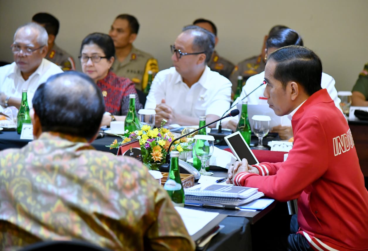 Presiden Joko Widodo (Jokowi) memimpin rapat terbatas di Pekanbaru, Provinsi Riau, membahas kebakaran hutan dan lahan (karhutla). (Foto: BPMI Setpres)
