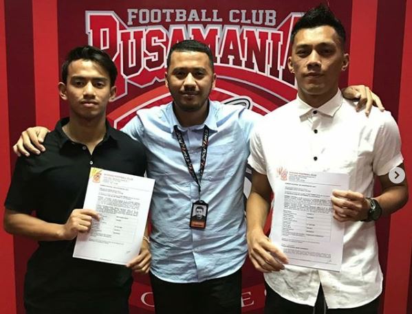 Borneo FC resmi mengontrak cucu mendiang Presiden ke-3 Republik Indonesia Bacharuddin Jusuf (BJ) Habibie, yakni Muhammad Rafid Habibie (kiri), dan Rendi A Kasasih.