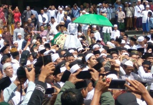 Ribuan warga ikut mengiringi pemakaman Fuad Amin Imron, Selasa, 17 September 2019. (Foto: Radarmadura.id)