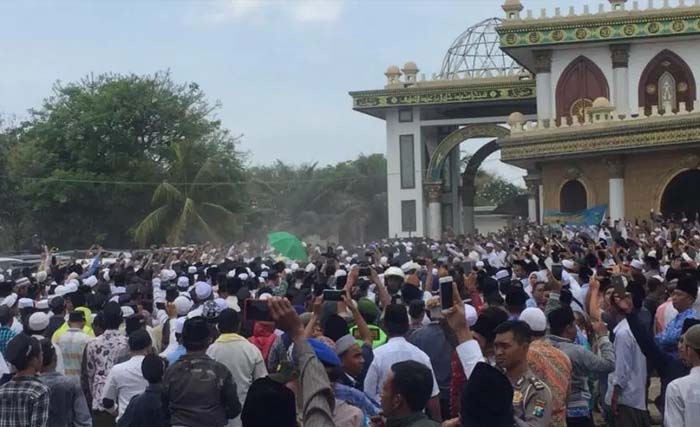 Jenazah Fuad Amin dimakamkan di kompleks Martajesah Bangkalan. (Foto:KabarJatim),