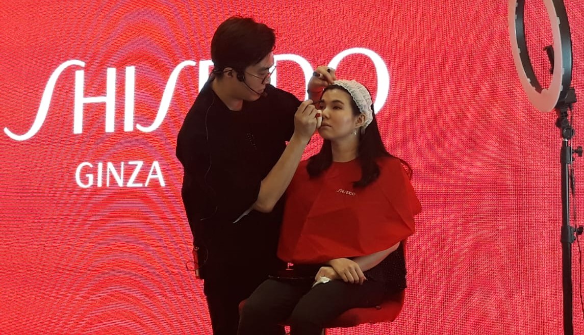 Alvin Alexander, makeup artis (MUA) asal Jakarta, saat mempraktekan pembuatan alis ala 'Japanesse Make Up Look' pada model. (Foto: Istimewa)