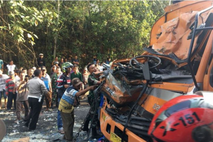 Kecelakaan maut antara bus dan truk tangki di Way Kanan, Lampung. (Foto: Antaralampung.com)