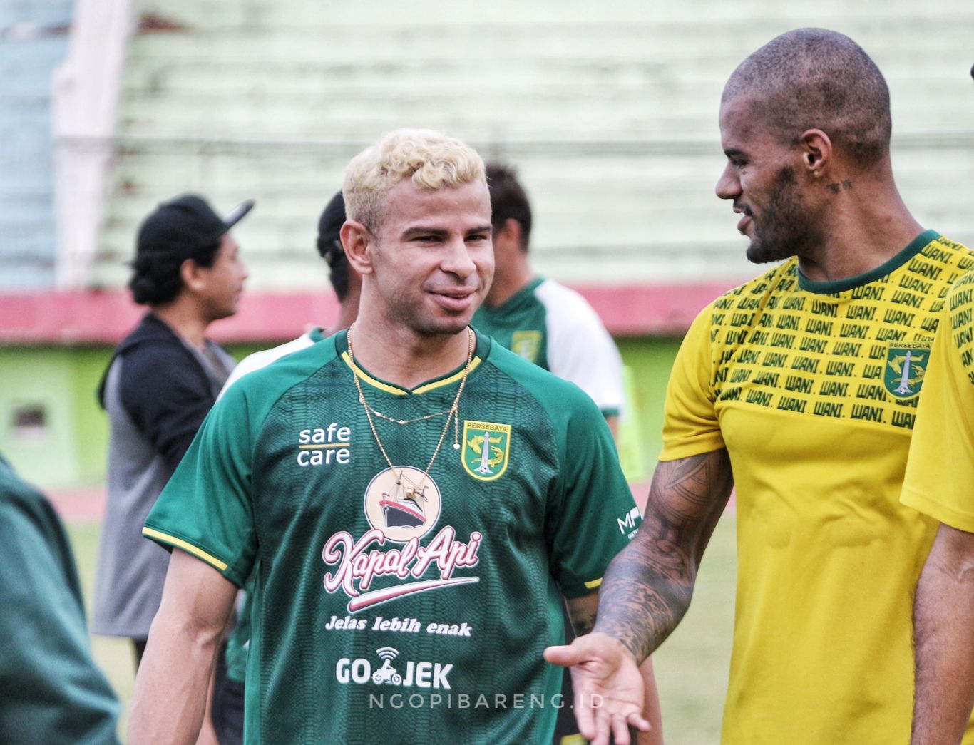 Pemain Persebaya, Diogo Campos saat berbicara dengan David da Silva usai latihan di Stadion Gelora Delta Sidoarjo. (Foto: Haris/ngopibareng.id)