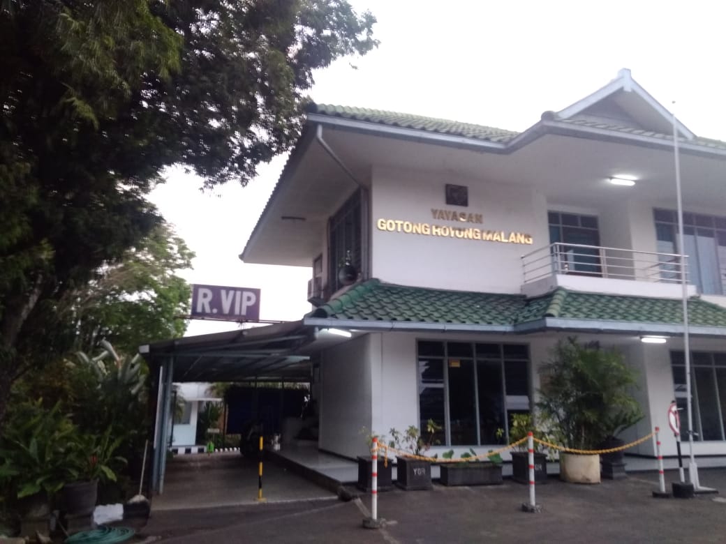 Gedung Yayasan Gotong Royong tempat Jenazah Ibunda Rio Febrian disemayamkan (Theo/ngopibareng.id)
