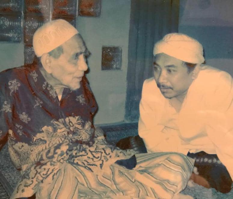 Gus Yahya saat bersama KH Maimoen Zubair. (Foto: akun fb gus yahya)