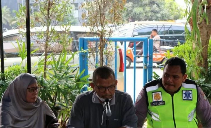  Pengemudi dalam video viral Polantas nemplok di kap mobil, Tavipuddin (tengah), menyampaikan permintaan maafnya secara langsung kepada Bripka Eka Setiawan di Polda Metro Jaya, Jakarta Selatan, Selasa 17 September 2019. (Foto: Antara/Fianda Rassat)