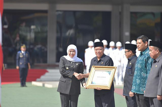 Bupati Fadeli saat menerima apresiasi dari Gubernur Jatim atas Penghargaan WTN. (Foto: Humas Pemkab Lamongan)