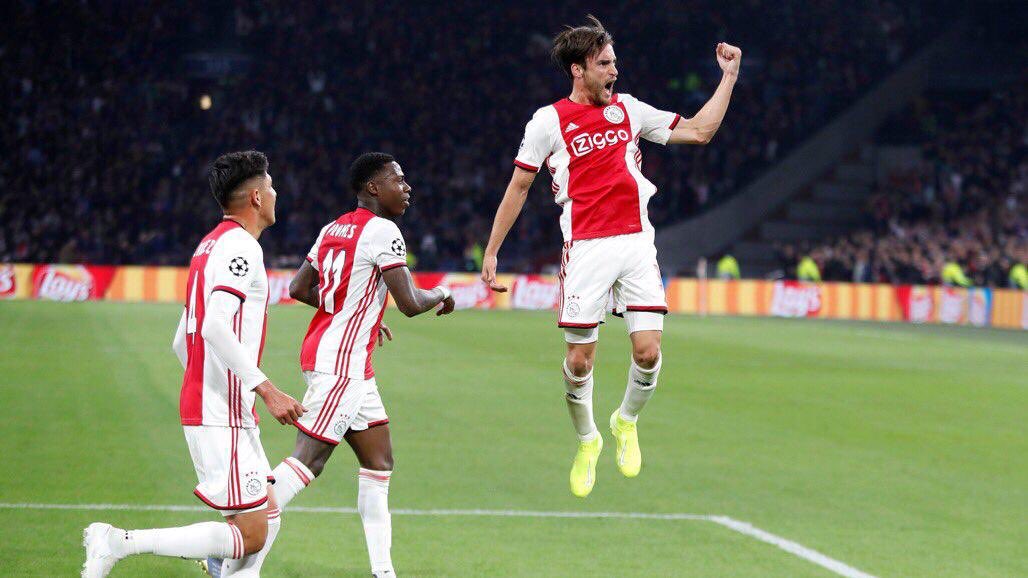 Pemain Ajax, Nicolas Tagliafico merayakan gol yang ia cetak ke gawang Lille. (Foto: Twitter @AFC Ajax)